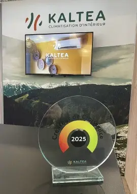 Trophée KALTEA 2025 présenté sur le stand du réseau, devant un écran affichant les solutions de climatisation et de chauffage.