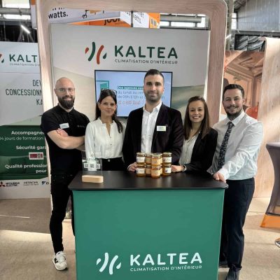 L'équipe de la tête de réseau KALTEA (au centre), entourée de deux de leurs franchisés sur le salon Franchise Expo Paris, en mars 2024.