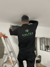 Technicien KALTEA entrain d'entretenir une climatisation réversible