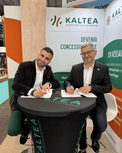 Kévin TORRANO (à gauche) et David HORTAULT (à droite) en train de signer un nouveau contrat de concession pour une agence KALTEA sur Lyon Sud.