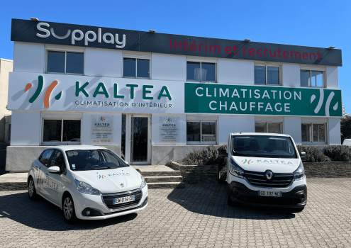Photo de l'agence KALTEA à Aix-en-Provence avec les véhicules garés devant.