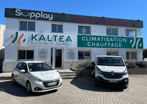 devanture de l'agence KALTEA à Aix-en-Provence avec les véhicules logotés KALTEA garés devant