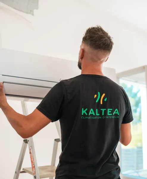 Techicien KALTEA en train d'installer une climatisation réversible