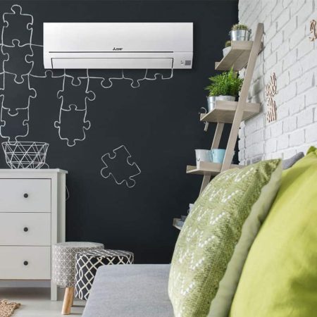 Mono split mural, d'une pompe à chaleur air/air, marque Mitsubishi, installé dans un salon.
