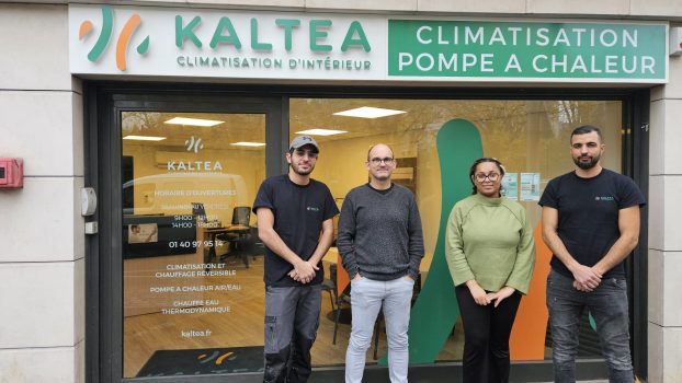 L'équipe de KALTEA Courbevoie se tenant devant l'agence Kaltea Courbevoie. Elle se compose de Alexandre grison, le gérants, Oxanna, l'assistante administrative, et deux techniciens,