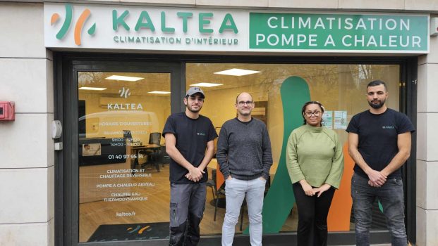 L'équipe de KALTEA Courbevoie se tenant devant l'agence Kaltea Courbevoie. Elle se compose de Alexandre grison, le gérants, Oxanna, l'assistante administrative, et deux techniciens,