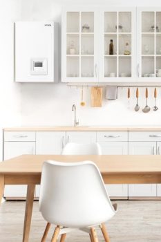 Pompe à chaleur air/eau HITACHI, gamme YUTAKI, installée dans une cuisine.