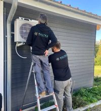 Techniciens KALTEA en train d'installer une climatisation réversible